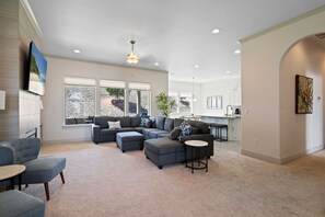 Smart TV, fireplace, offices - Stunning South Kennewick Home (Kennewick)