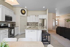 Fridge, microwave, oven, stovetop - Stunning South Kennewick Home (Kennewick)