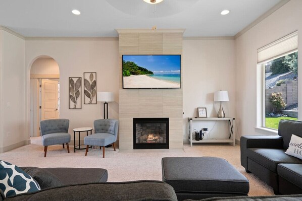 Smart TV, fireplace, offices - Stunning South Kennewick Home (Kennewick)