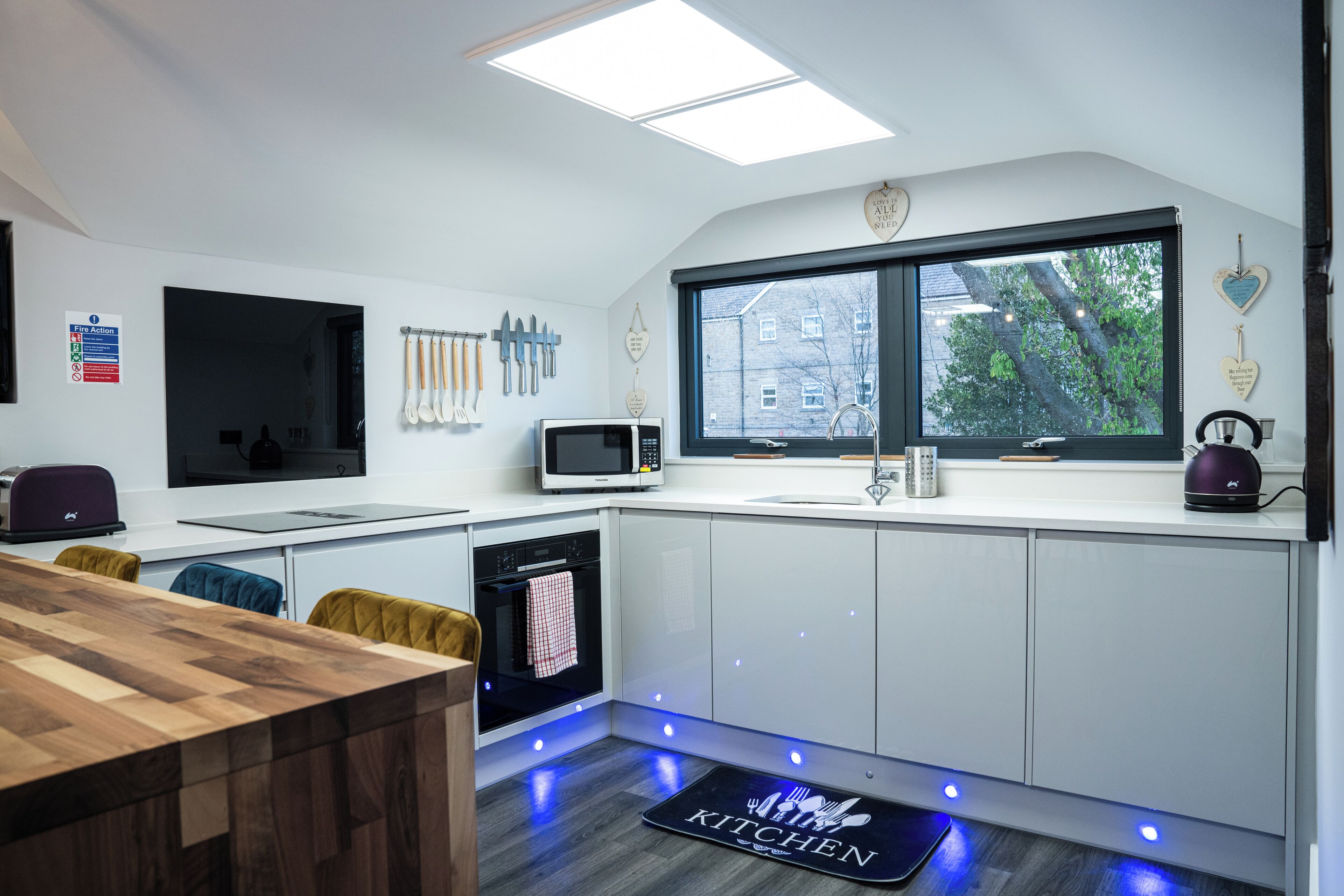 Apartment | Private kitchen | Fridge, microwave, oven, stovetop