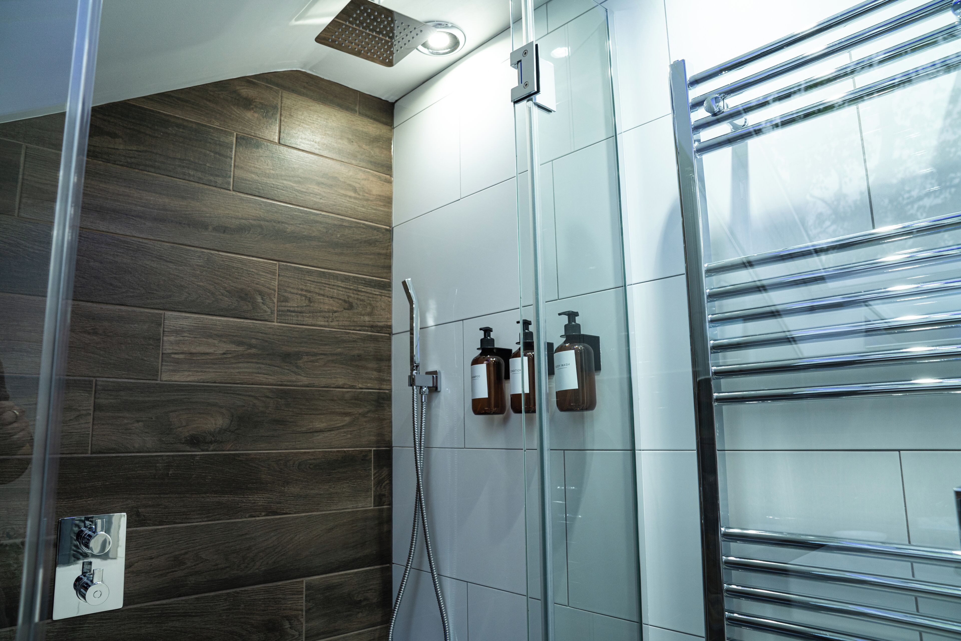 Apartment | Bathroom | Combined shower/bathtub, deep-soaking bathtub, hair dryer, towels