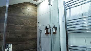 Apartment | Bathroom | Combined shower/bathtub, deep-soaking bathtub, hair dryer, towels