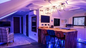 A modern kitchen with a wooden island, bar stools, and a large window. - Annex, 2 Bed, Sleeps 4, Parking (Ossett)