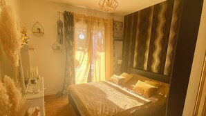 Un dormitorio con cama, cómoda, espejo y alfombra.
