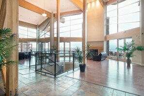 Lobby - Corner Unit w Large Deck & Amazing View (West Kelowna)