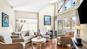 Leilighet – deluxe, utsikt mot innsjø | Oppholdsområde | En 1-tommers smart-TV med kabel-kanaler