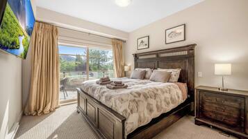 Deluxe Condo, Lake View | 2 bedrooms, individually decorated, individually furnished