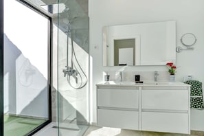 Dusche, Haartrockner, Handtücher, Seife