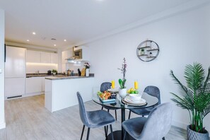 Dining - Cosy 2 bed Apt n/ City Centre & Mediacity (Salford)