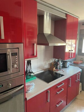 Réfrigérateur, micro-ondes, plaque de cuisson, cafetière/bouilloire