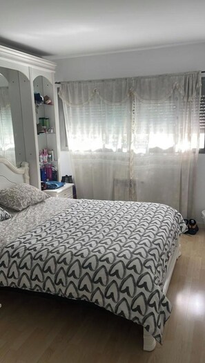 1 chambre, bureau, fer et planche à repasser, Wi-Fi gratuit