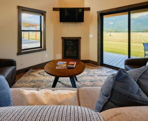 スマートテレビ、暖炉、書庫