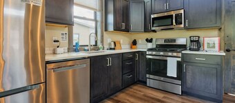 Columbia-Brand New 2 Bed/2 Bath Cabin with Stunning Mountain Views! Close to GNP