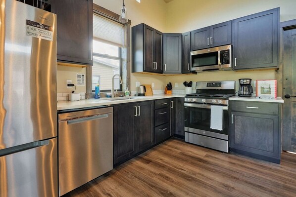 冷蔵庫、電子レンジ、オーブン、コンロ