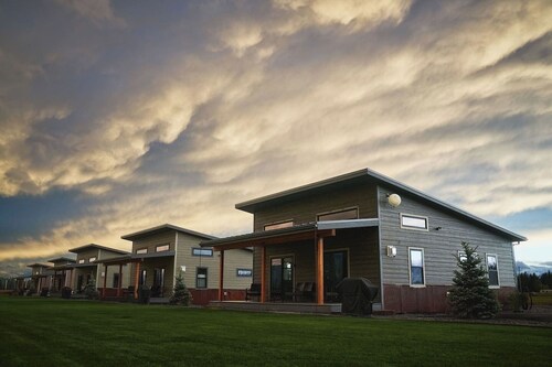 Columbia - Stunning Mountain Views, Close to GNP!