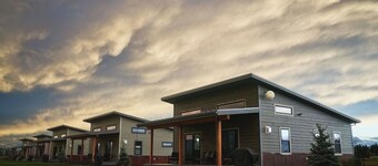 Columbia - Stunning Mountain Views, Close to GNP!