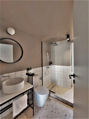Design-huoneisto, 1 keskisuuri parisänky ja vuodesohva, keittotila, kaupunkinäköala | Kylpyhuone | Hiustenkuivaaja, pyyhkeet, saippua, sampoo