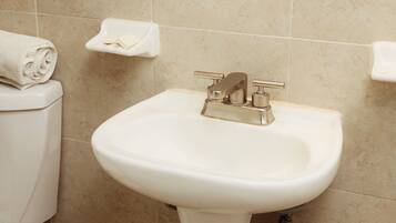 Basic Room | Bathroom