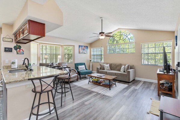 Smart TV, books - Beautiful two-bedroom Dream Condo near the parks (Osceola County)