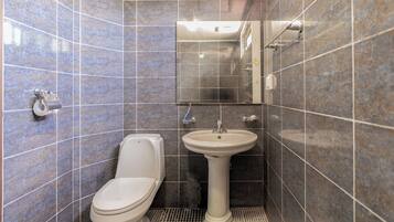 Habitación doble estándar | Baño | Regadera, amenidades de baño gratuitas, secadora de cabello, toallas