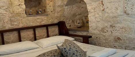 3 عدّة غرف نوم ومكواة/لوح كي وملاءات أسرّة