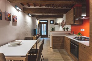 Fridge, oven, stovetop, dishwasher