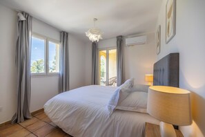 4 chambres, fer et planche à repasser, lit de bébé portatif