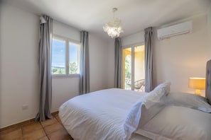 4 chambres, fer et planche à repasser, lit de bébé portatif