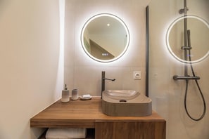 Een douche, een haardroger, handdoeken, zeep