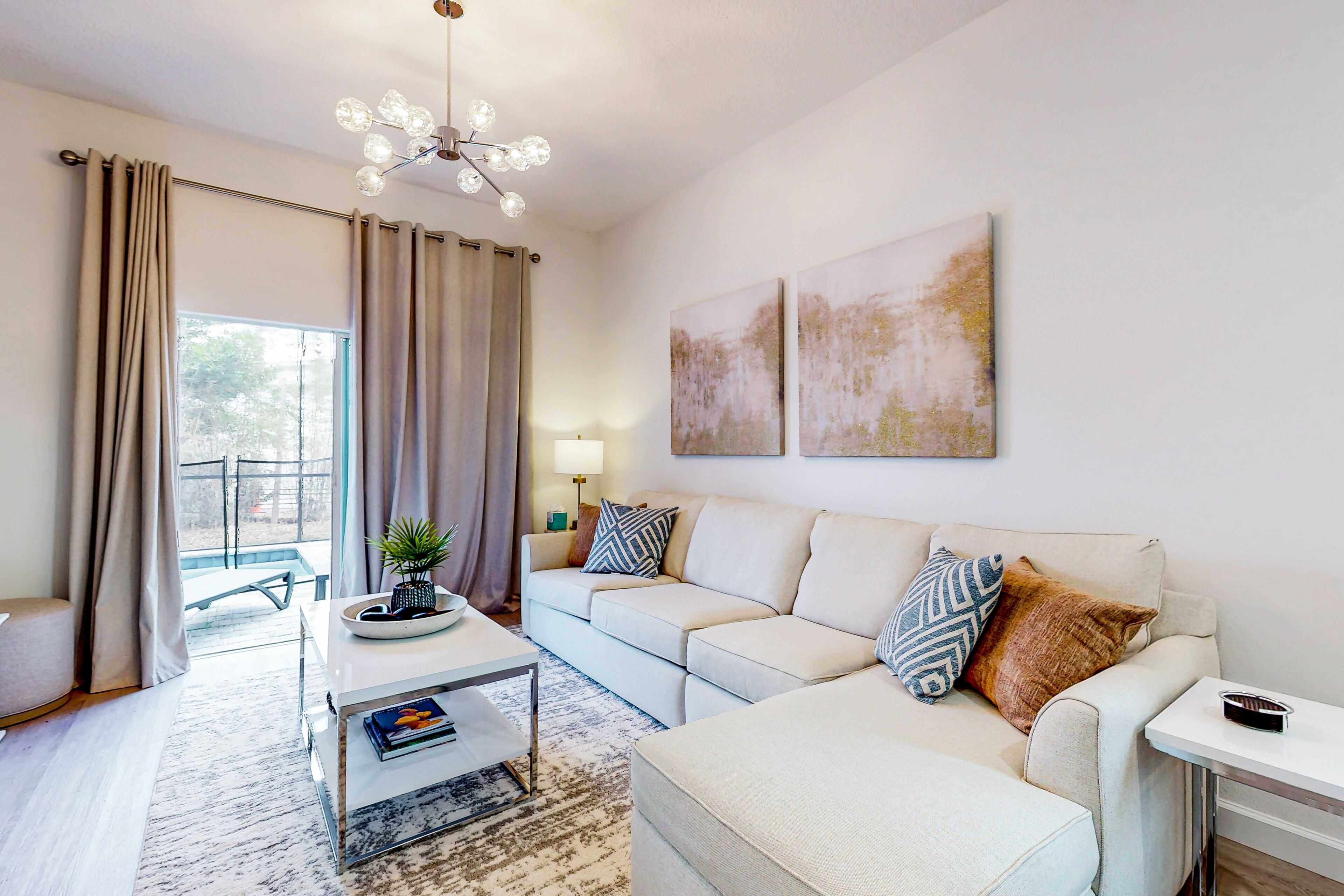 Stylish townhouse with an amazing pool, lanai, AC, & washer/dryer
