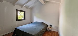 3 slaapkamers, een strijkplank/strijkijzer, gratis wifi, beddengoed