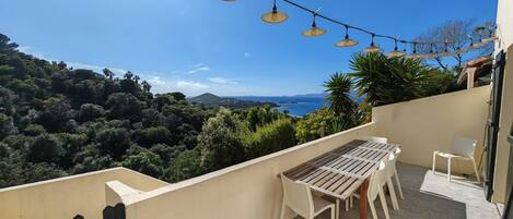 屋外ダイニングエリア