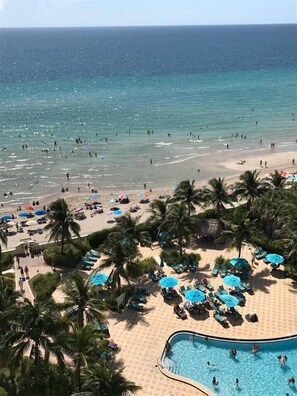 Pool - Modern Ocean view 1 bedroom with direct beach access  (Hollywood)