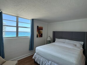 1 bedroom, iron/ironing board, WiFi, bed sheets - Modern Ocean view 1 bedroom with direct beach access (Hollywood)