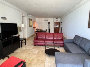 Smart TV - Modern Ocean view 1 bedroom with direct beach access  (Hollywood)