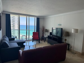 Smart TV - Modern Ocean view 1 bedroom with direct beach access  (Hollywood)