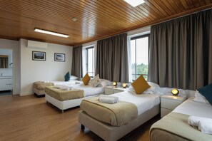 Family Room (5 people) | Soundproofing, free WiFi, bed sheets