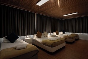 Family Room (5 people) | Soundproofing, free WiFi, bed sheets