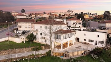 Fachada de la propiedad por la tarde o noche