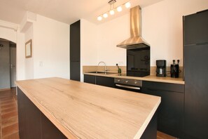 Geladeira, micro-ondas, fogão, cooktop