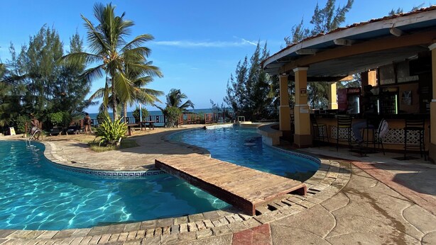 2 outdoor pools - Shanzu Beach Homes (Mombasa)