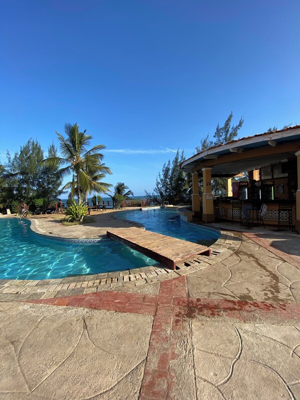 2 piscinas al aire libre