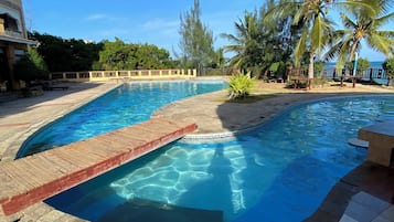 2 outdoor pools