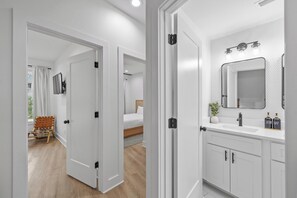 5 Schlafzimmer, Schreibtisch, Bügeleisen/Bügelbrett, Reisekinderbett