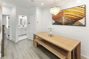 Dining - Sleeps 12! Pool, Hot Tub & Cabana-Rooftop Tub, Steps 2 O'Steen Beach/East Pass A (Destin)