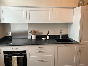 Kjøleskap, ovn, kokeplater og kaffetrakter/tekoker