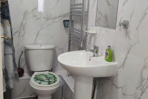 Deep soaking tub, free toiletries, hair dryer, towels