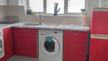 Peti sejuk, ketuhar gelombang mikro, ketuhar, dapur