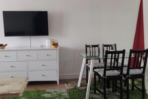 Dining - Apartment - Sleeps 5 - Parking - Station Close (Romford)