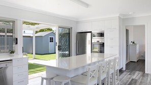 Réfrigérateur, micro-ondes, plaque de cuisson, lave-vaisselle